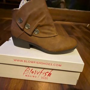 Girls brown ankle booties size 5. Blowfish Malibu kids